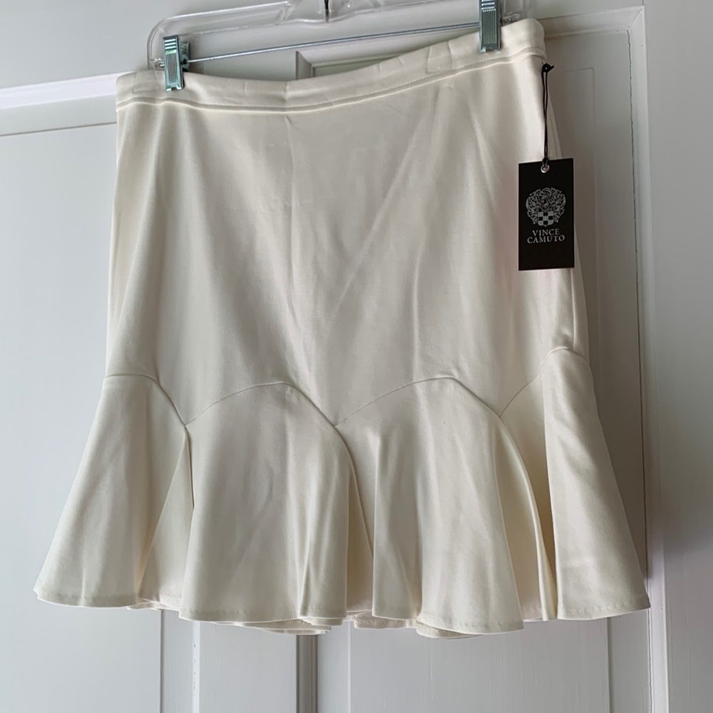 Vince Camuto winter white swingy, flirty mini. Fully lined, machine wash. NWT